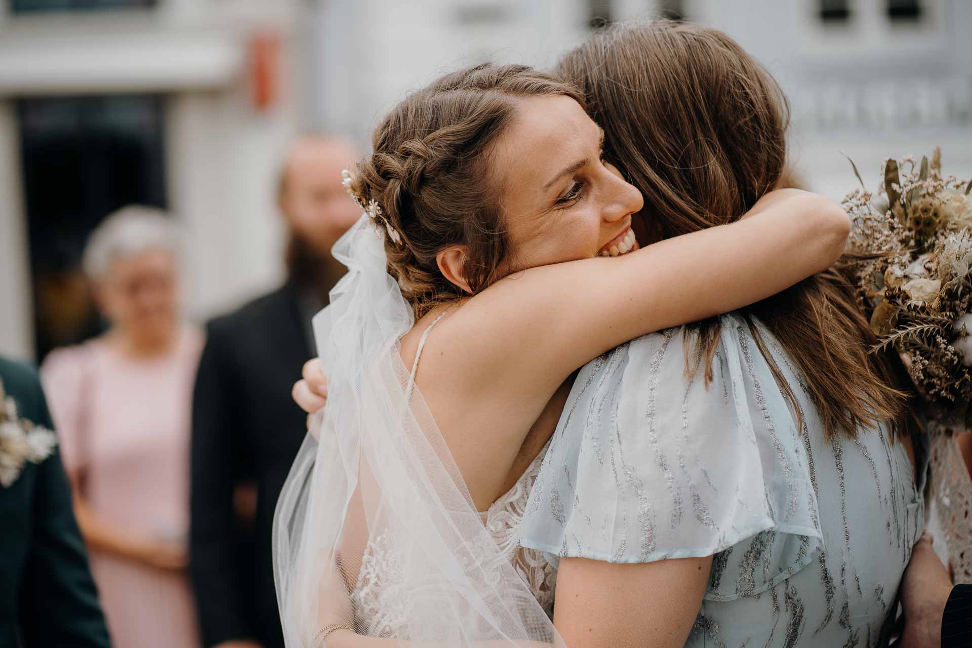 Forskellen mellem save the date og bryllupsinvitationer